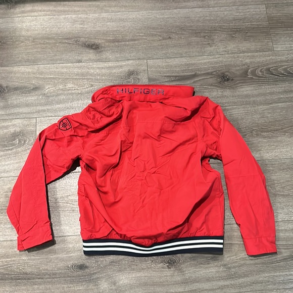 Used Men’s Tommy Hilfiger Lightweight Waterproof Red Zip Up Bomber Jacket. - Picture 3 of 5